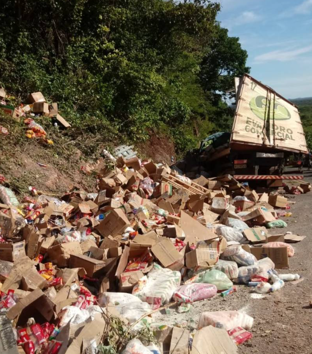 Caminhão tomba em curva após condutor perder controle no norte do Piauí